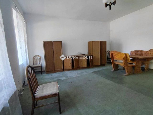 Eladó családi ház, Szekszárdon 120 M Ft, 11 szobás