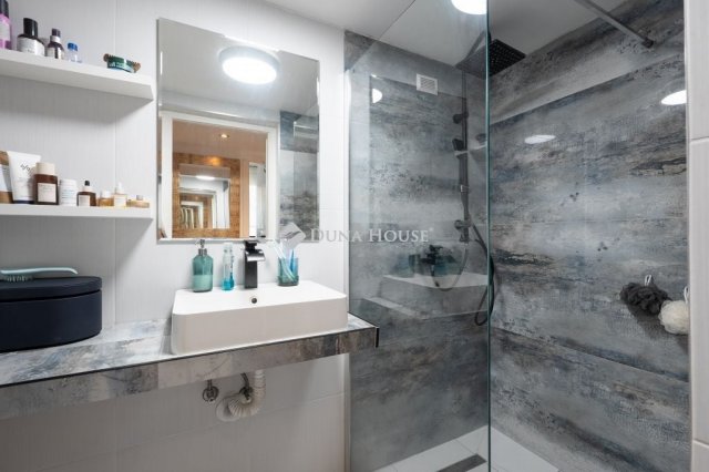 Eladó téglalakás, Tatabányán, Béla Király körtéren