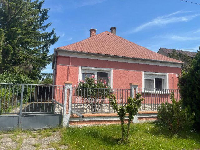 Eladó családi ház, Ajkán 43 M Ft, 2+1 szobás