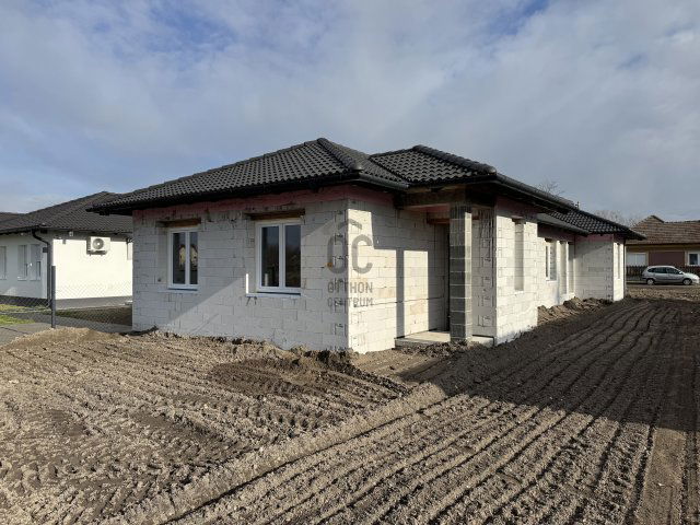 Eladó téglalakás, Cegléden 60 M Ft, 4 szobás