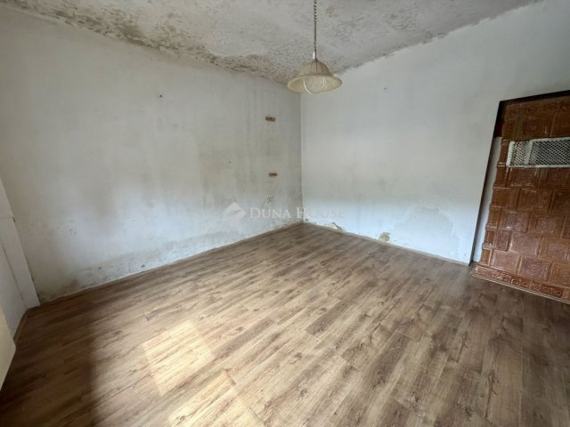 Eladó családi ház, Komlón 24.9 M Ft, 4 szobás