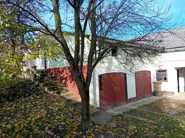 Eladó családi ház, Galambokon 75 M Ft, 11 szobás