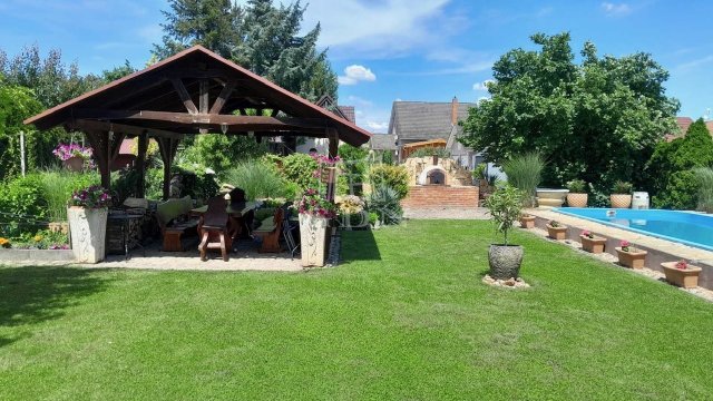 Eladó családi ház, Szegeden 199 M Ft, 5 szobás