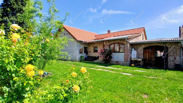 Eladó családi ház, Nován 29.5 M Ft, 2 szobás