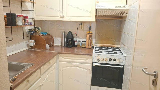 Eladó panellakás, Szolnokon 26.8 M Ft, 2+1 szobás