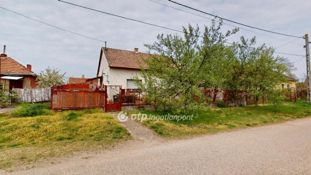 Eladó családi ház, Mezőcsáton 11 M Ft, 2 szobás