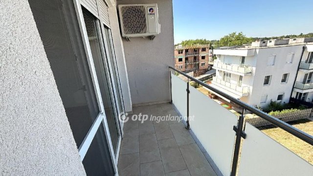 Eladó téglalakás, Győrött 72 M Ft, 1+2 szobás