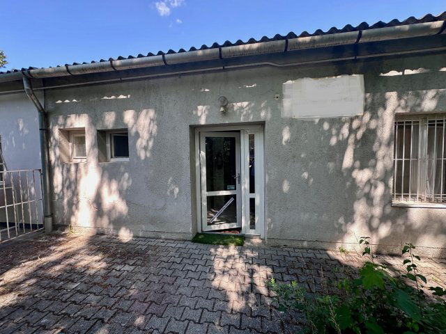 Eladó iroda, Veszprémben, Stadion közben 59.9 M Ft, 7 szobás