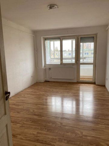 Eladó panellakás, Tatabányán 37.5 M Ft, 3 szobás