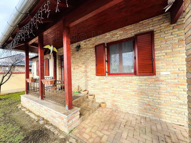 Eladó családi ház, Nyúlon 124.99 M Ft, 4 szobás