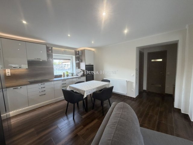 Eladó családi ház, Péren 99.9 M Ft, 4 szobás