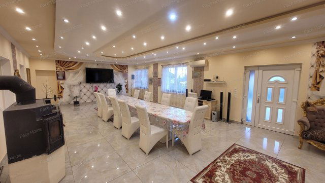 Eladó családi ház, Szadán 169.9 M Ft, 7 szobás