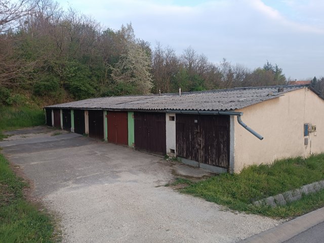 Eladó garázs, Ajkán, Lakos János utcában 5.5 M Ft