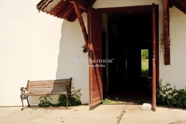 Eladó családi ház, Vácegresen 279.9 M Ft, 6 szobás