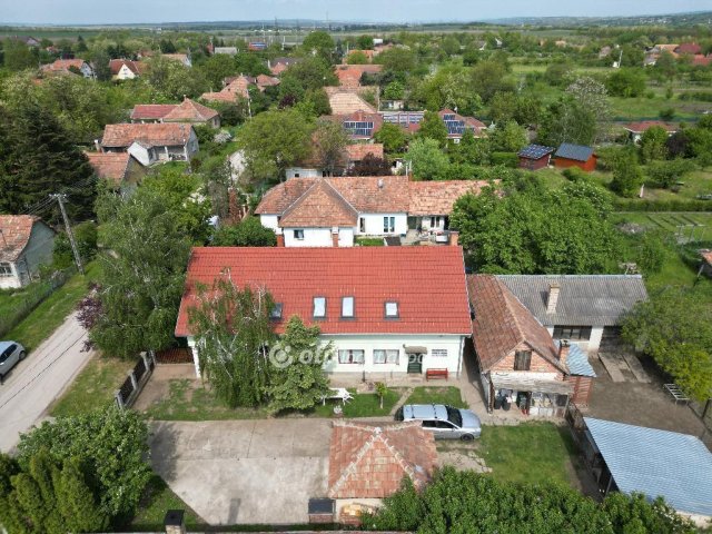 Eladó családi ház, Baracskán 98 M Ft, 6 szobás