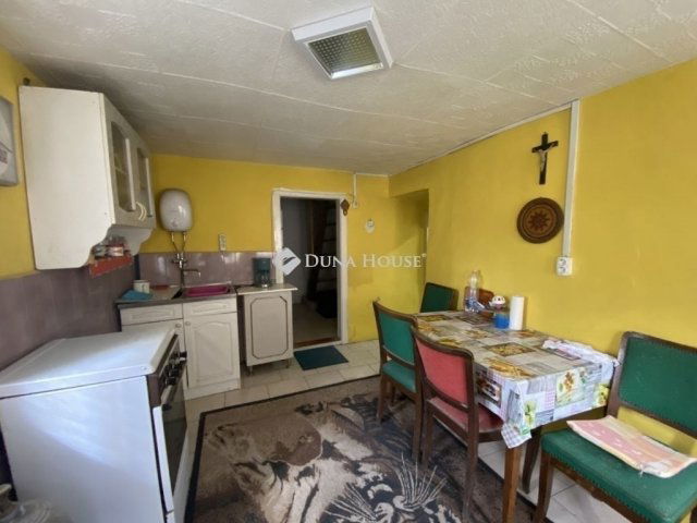 Eladó családi ház, Zsámbokon 35 M Ft, 2 szobás