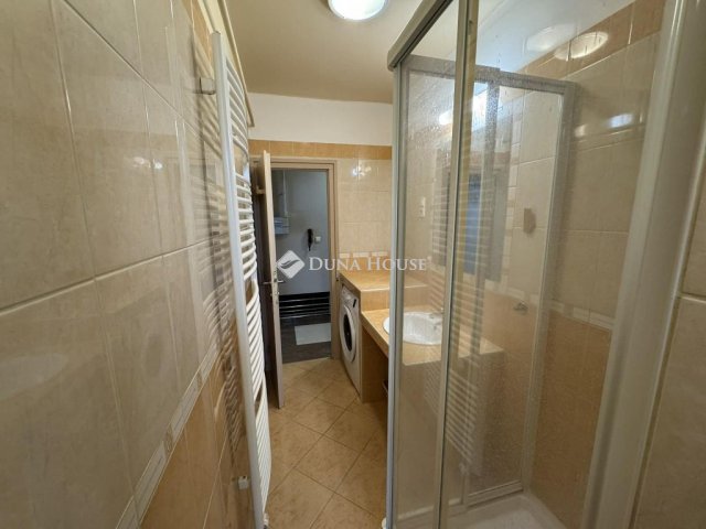 Eladó téglalakás, Pécsett 32.5 M Ft, 1 szobás