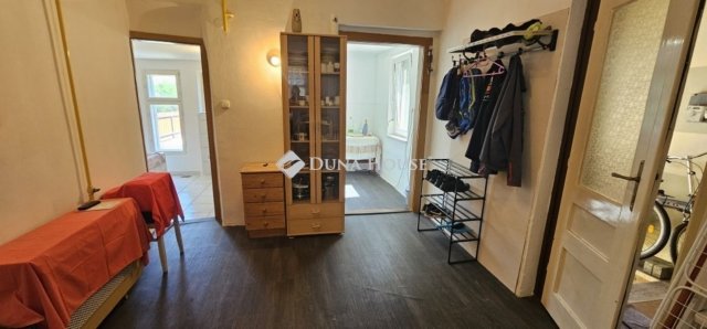 Eladó családi ház, Pécsett 39.99 M Ft, 3 szobás
