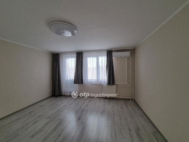 Eladó panellakás, Pápán 44.75 M Ft, 2 szobás