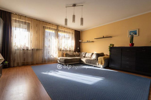 Eladó panellakás, Budapesten, III. kerületben 100 M Ft