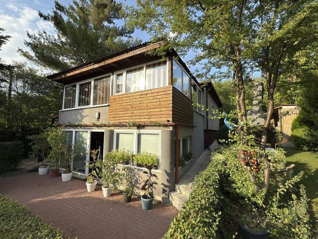 Eladó családi ház, Szentendrén 129.9 M Ft, 5 szobás