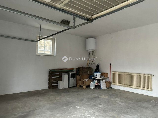Eladó családi ház, Vecsésen 159 M Ft, 9 szobás