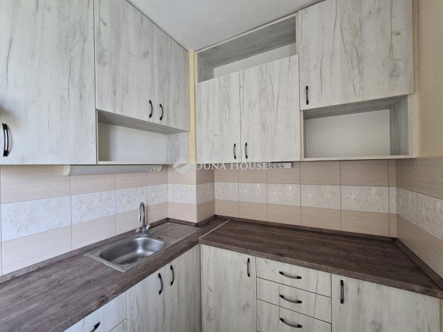 Eladó panellakás, Pécsett 46.5 M Ft, 3 szobás