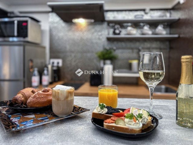 Eladó téglalakás, Budapesten, VI. kerületben 63.9 M Ft, 1 szobás