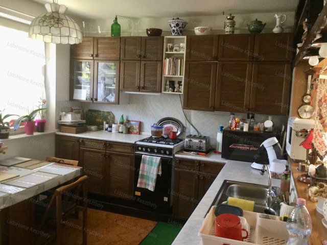 Eladó családi ház, Hévízen 145 M Ft, 9 szobás