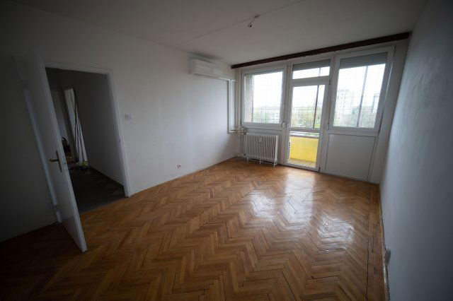 Eladó panellakás, Debrecenben 63.9 M Ft, 3 szobás