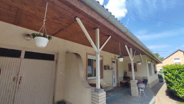 Eladó családi ház, Dunaújvárosban 82.9 M Ft, 2+3 szobás