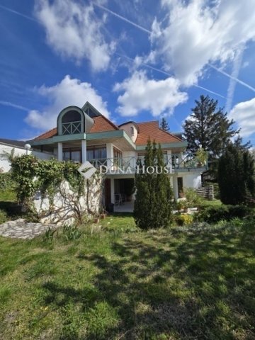 Eladó családi ház, Pécsett 195 M Ft, 6 szobás