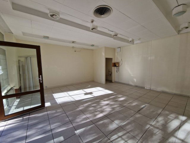 Kiadó üzlethelyiség, Szolnokon 120 E Ft / hó