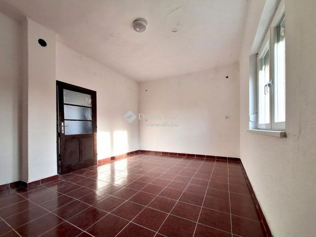 Eladó családi ház, Győrött 24.9 M Ft, 2 szobás