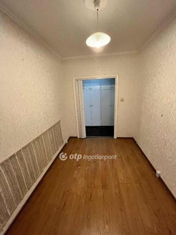 Eladó panellakás, Dunaújvárosban 30 M Ft, 1+1 szobás