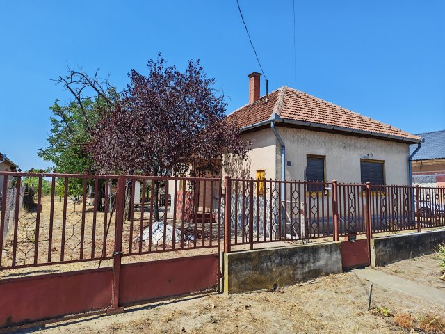 Eladó családi ház, Törtelen 18.5 M Ft, 3 szobás