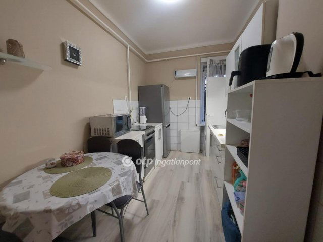 Eladó téglalakás, Pécsett 32.7 M Ft, 2 szobás