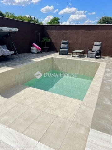 Eladó családi ház, Pécsett 124.9 M Ft, 6 szobás