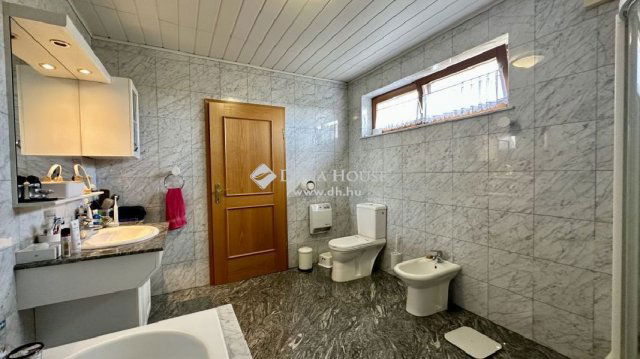 Eladó családi ház, Leányfaluban 606 M Ft, 6+1 szobás