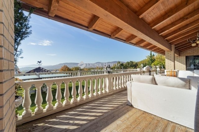 Eladó családi ház, Szentendrén 529.9 M Ft, 6 szobás