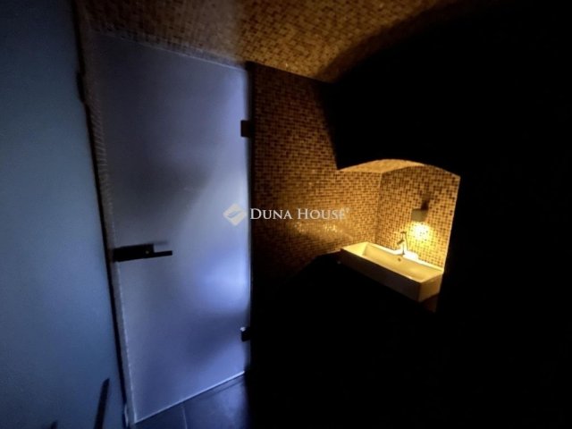 Eladó üzlethelyiség, Budapesten, IX. kerületben 109.9 M Ft