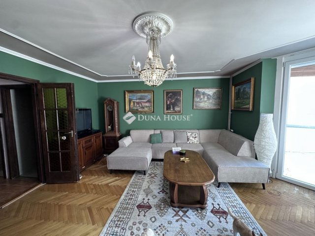 Eladó téglalakás, Pécsett 98.9 M Ft, 6 szobás