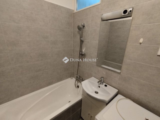 Kiadó téglalakás, albérlet, Tatabányán, Győri úton, 2 szobás