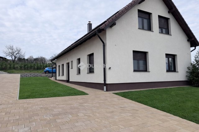 Eladó családi ház, Pécsváradon 139.99 M Ft, 7 szobás