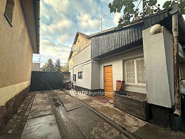 Eladó családi ház, Szentesen 42.99 M Ft, 3 szobás