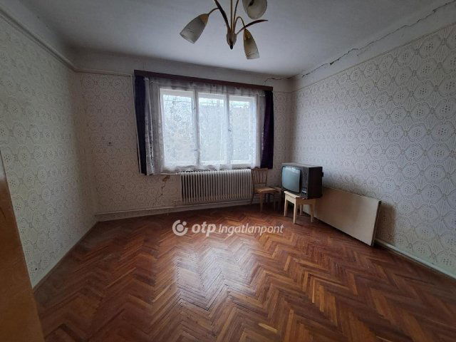 Eladó családi ház, Kisújszálláson 20 M Ft, 2+1 szobás