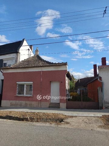 Eladó családi ház, Süttőn 33 M Ft, 2+1 szobás
