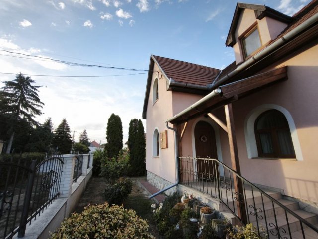Eladó családi ház, Nyúlon 124.9 M Ft, 4+1 szobás