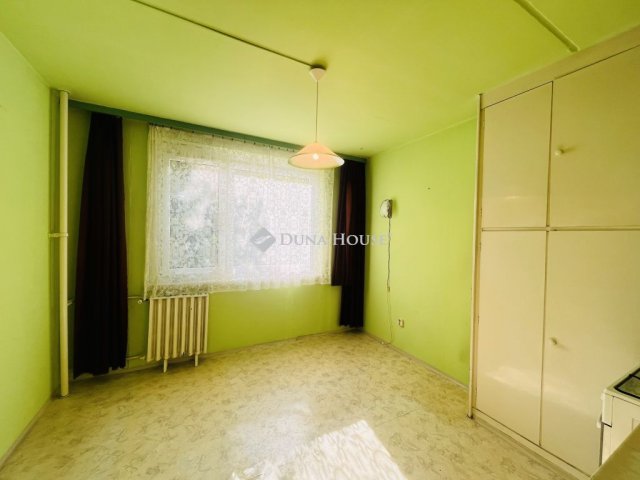 Eladó panellakás, Veszprémben 32.5 M Ft, 1 szobás