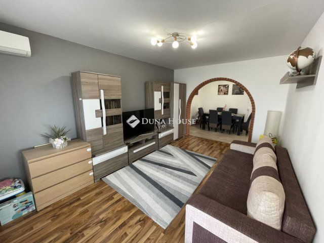 Eladó panellakás, Szegeden, Kossuth Lajos sugárúton 65.2 M Ft